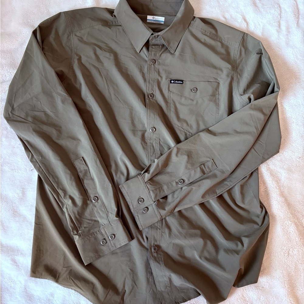 NWOT Men’s Columbia Charcoal/ Olive Green Shirt Size Large